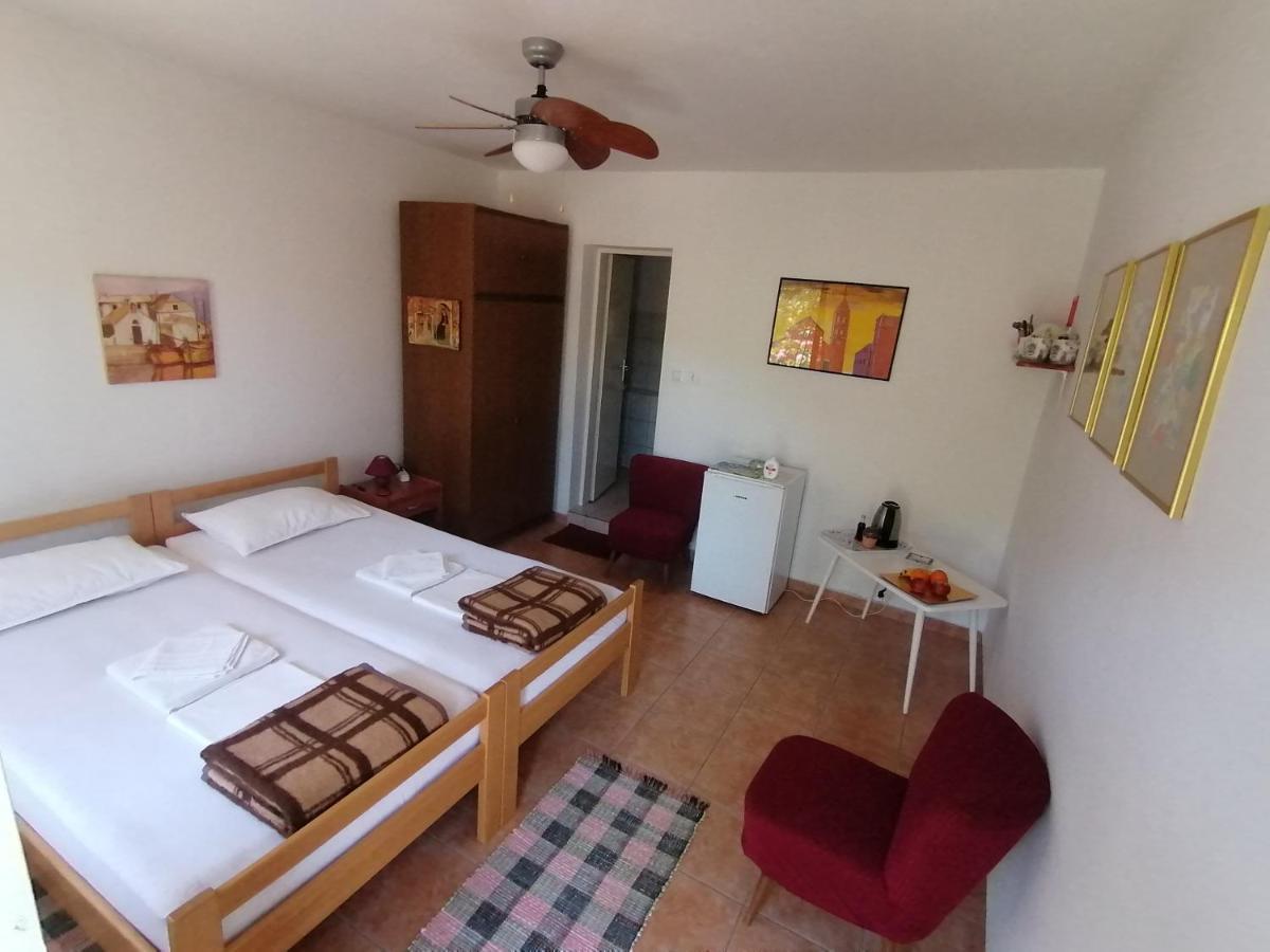 Guesthouse Bracanovic ฮวาร์ ภายนอก รูปภาพ