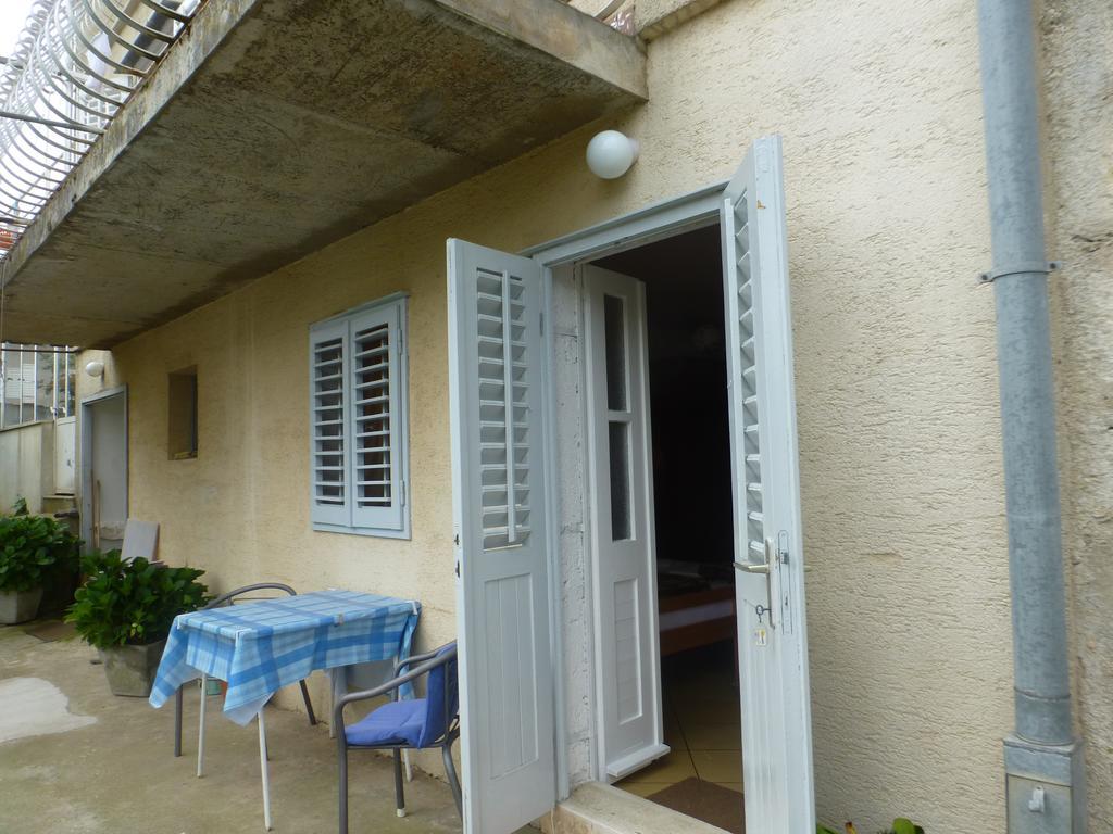 Guesthouse Bracanovic ฮวาร์ ภายนอก รูปภาพ