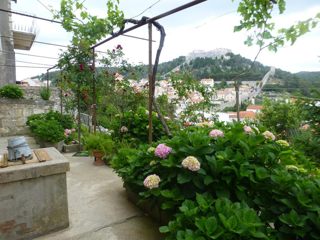 Guesthouse Bracanovic ฮวาร์ ภายนอก รูปภาพ