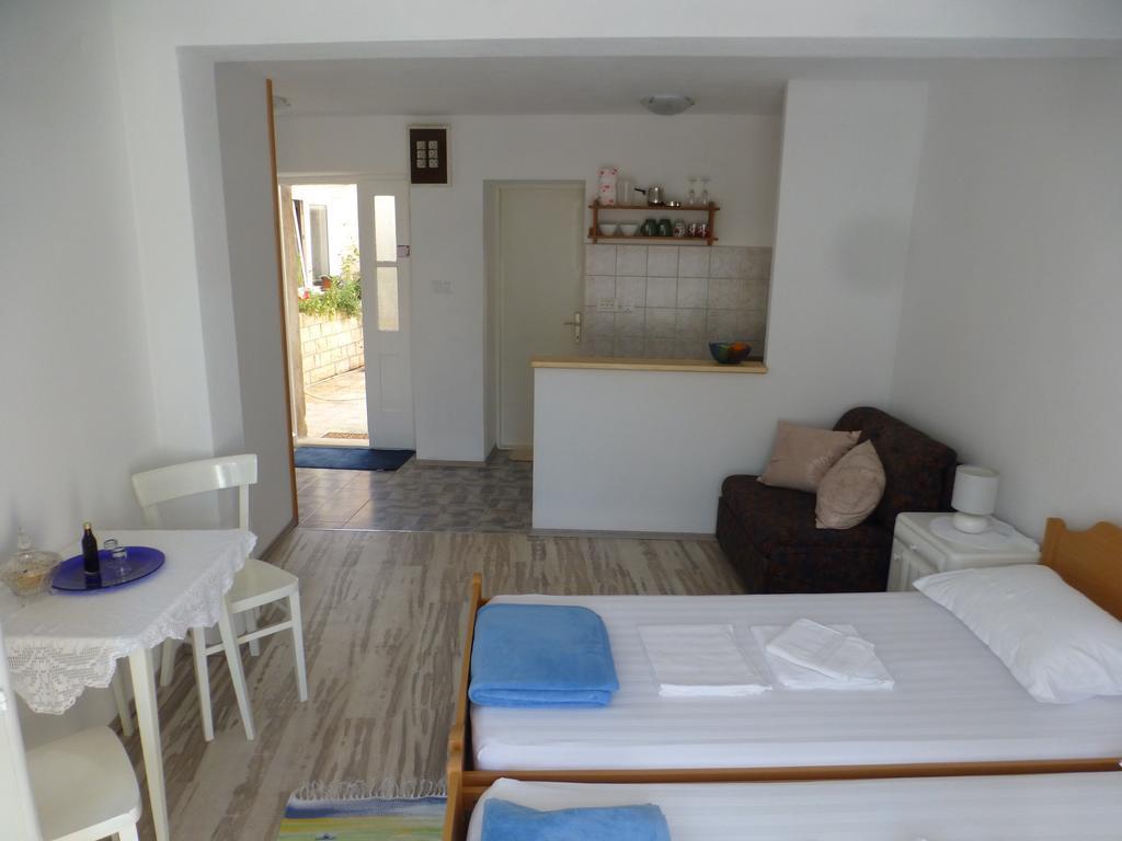 Guesthouse Bracanovic ฮวาร์ ภายนอก รูปภาพ